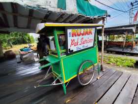 Rujak Pak Sutrisno: Menyelami Kelezatan Legendaris di Jantung Bengkalis