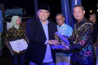 Bupati Bengkalis Kasmarni Terima Anugerah JMSI Award 2023