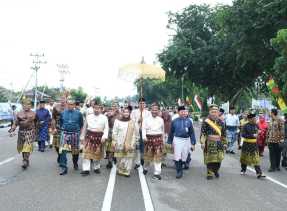 Dari Wisma Sri Mahkota Menuju DPRD, Arak-Arakan Adat Hidupkan Semangat Hari Jadi ke-514 Bengkalis