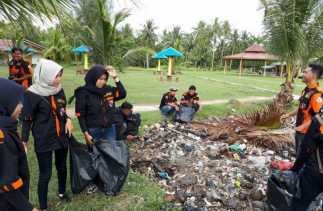 Sapma PP Bengkalis Bersih-bersih Pantai Indah Selat Baru