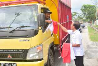 Pemkab Bengkalis Bagikan Bendera Merah Putih ke Pengguna Jalan Raya