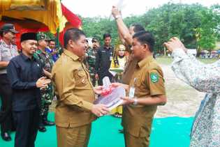 Bupati Bengkalis Serahkan 6 Unit Mobil Dinas