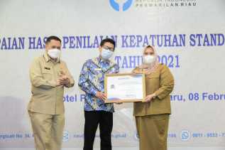 Bupati Kasmarni Terima Penghargaan dari Ombudsmen