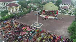 Lapangan Tugu Mendadak Jadi Lokasi Rumah Adat Berbagai Suku