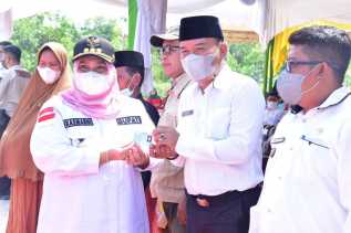 Bupati Kasmarni Serahkan Ratusan Dokumen Kependudukan 