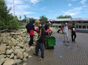 Forum Anak Bandar Laksamana Gotong Royong Bersihkan Pantai Tenggayun