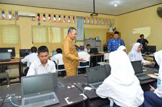 Tinjau Pelaksanaan ANBK SMP, Wabup Ajak Sekolah Kenalkan Pemimpin Lokal