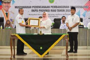 Bupati Bengkalis Terima Penghargaan Kategori Pembangunan Terbaik I Tingkat Provinsi Riau