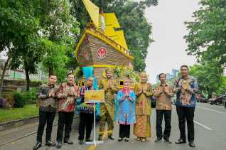 Bupati Kasmarni Hadiri Kirab Budaya, Sempena HUT Ke-44 Dekranasda Di Kota Surakarta