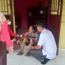 Kades Junaidi Dampingi Camat Bantan Laksanakan Serbuan Vaksinasi Keliling