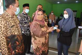 Tinjau UPT Dukcapil, Bupati Kasmarni Tanyakan Langsung Soal Pelayanan ke Warga