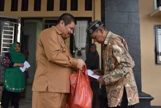 Syukuri Nikmat-Nya, Bupati Amril dan Istri Santuni Dhuafa dan Anak Yatim