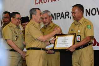 Berkat Bina Pengelolaan TTG, Bupati Amril Mukminin Terima Penghargaan dari Gubri H Syamsuar