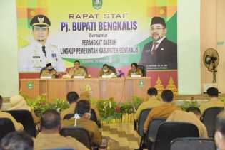 Pj Bupati Bengkalis Pimpin Rapat Staf di Gedung Daerah