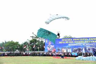 Bawa 5 Bendera, 10 Penerjun ‘Happy Landing’ di Pokok Jengkol