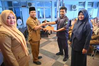 Disdalduk KB Serahkan Penandatanganan Pakta Integritas dan Perjanjian Kinerja serta Penyerahan SK Tenaga Honorer 