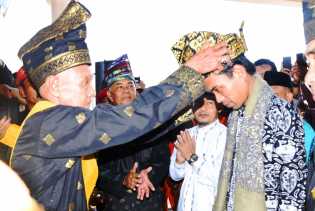 Tiba Di Pulau Bengkalis, Ustadz Abdul Somad Dipakaikan Tanjak Kehormatan