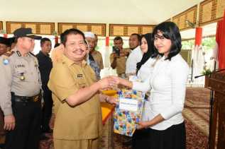 Bupati Amril Serahkan SK Pendamping Desa