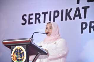 Tersenyum Lebar Masyarakat Bengkalis Terima Sertipikat Tanah Gratis, Kasmarni Ucap Terima Kasih Kepada Wamen ATR/BPN RI