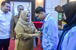 Sambut Kedatangan Mahasiswa Kukerta UNRI, Bupati Kasmarni Ajak Berkontribusi dalam Pembangunan Daerah