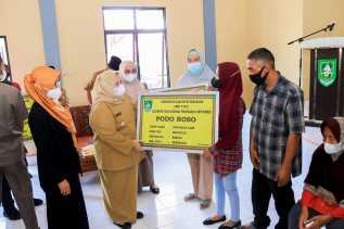 Serahkan Bantuan UEP KUBE, Bupati Kasmarni Minta Pendamping PKH Pantau Keberhasilan Bantuan