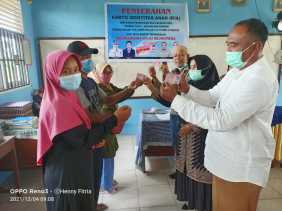 UPT disdukcapil dan Korwil Pendidikan Pinggir Serahkan KIA di SD Negeri 2 Pinggir