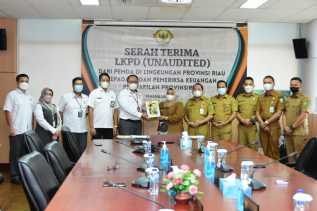 Bupati Kasmarni Serahkan LKPD 2021 ke BPK Riau