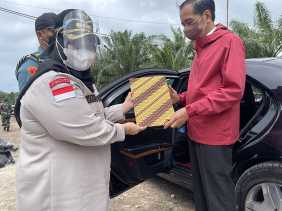 Sampaikan Aspirasi Masyarakat, Bupati Kasmarni Usul Bangunkan Jembatan Bengkalis-Pakning ke Presiden Jokowi