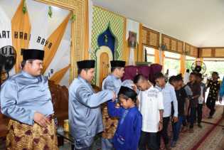  1 Syawal Masyarakat Padati Kediaman Bupati Amril