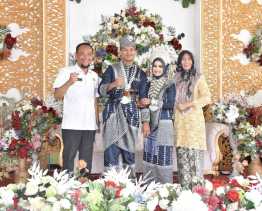 Unduh Mantu, Keluarga Besar Diskominfotik Ucapkan Selamat Berbahagia Rofi dan Amel