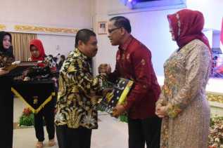 Bupati Amril Didaulat “Wakili” Kepala Daerah se-Riau Serahkan Cenderamata ke Irjen Widodo EP