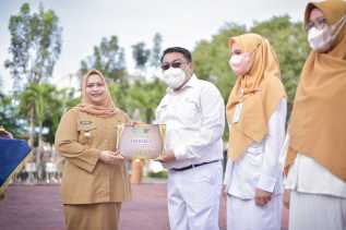 Bupati Kasmarni Serahkan Penghargaan Kepada Tenaga Kesehatan Teladan dan Juara PHBS Tatanan Sekolah