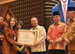 Bupati Bengkalis Terima Penghargaan pada  Raker Penyelenggaraan Pemerintah Desa