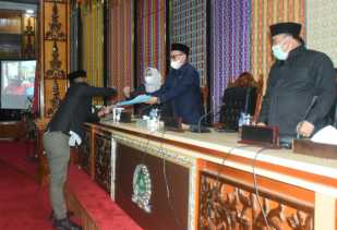 Bupati Kasmarni Dengarkan Pandangan Fraksi Tentang LKPJ Bupati Tahun 2020