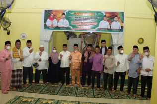 Di Malam 8 Ramadhan, Bupati Kasmarni dan Bagus Santoso Jalin Silaturahim dan Sholat Tarawih Bersama Warga Temiang
