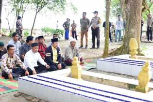 Didampingi Wabup Bagus Santoso, Gubri Syamsuar Ziarah ke Makam Islam Melayu