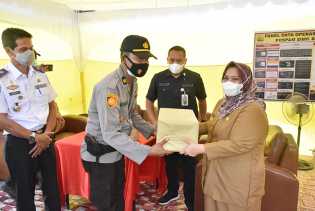 Korbankan Waktu untuk Tugas, Bupati Kasmarni Apresiasi Petugas Pos Lebaran 2021