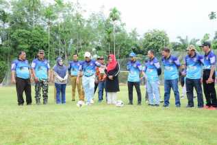 Kasmarni Buka Turnamen Sepak Bola Karang Taruna Cup Bandar Laksamana
