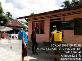 Cegah Covid-19, Anggota Babinsa Rupat Semprot Disinfektan Rumah Warga