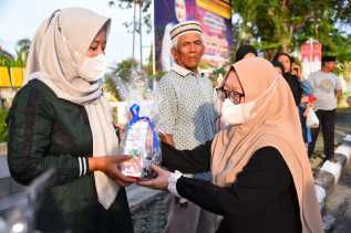Ramadhan Pertama 1443 H, TP PKK Bengkalis Bagikan Takjil Gratis