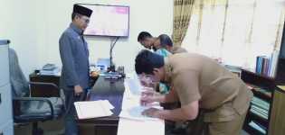 Pejabat DPMPSP Tandatangani Pakta Integritas dan Perjanjian Kinerja