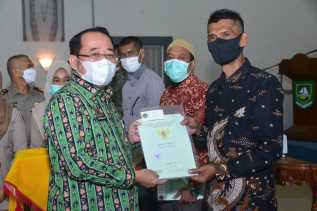 Percepat PTSL, Bupati Bengkalis Serahkan Sertifikat Tanah