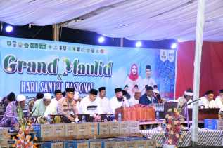 Harap Keberkahan untuk Negeri, Ribuan Masyarakat dan Santri Antusias Ikuti Grand Maulid HSN 2025