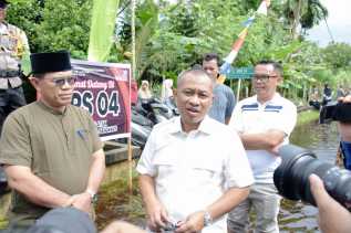 Wakil Bupati Bagus Tinjau TPS di Teluk Latak Meski Dilanda Banjir