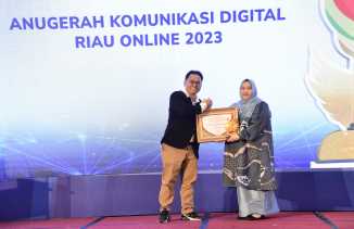 Sukses Berikan Inovasi Pelayanan Terbaik, Bupati Kasmarni Terima Penghargaan dari Riau Online