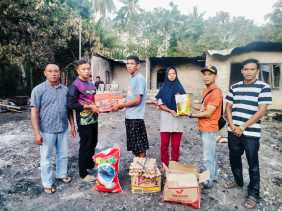 Ringankan Korban Kebakaran Rumah, Dinsos  Berikan Bantuan.