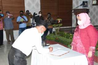 Bupati Bengkalis Kasmarni Resmikan dan Ambil Sumpah Anggota BPD Desa Harapan Baru