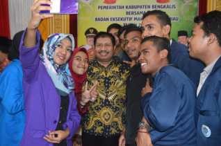 Rabu, Bupati Amril Mukminin Lantik Pengurus IPMKB Pekanbaru Periode 2017-2019 