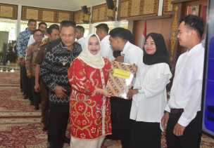 Serahkan SK Pendamping, Bupati Kasmarni Ingatkan Kerja Profesional