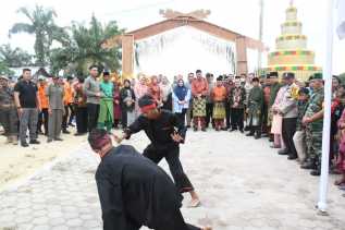 Desa Balai Pungut Peringati HUT ke-68, Bupati Kasmarni Beri Perhatian Khusus